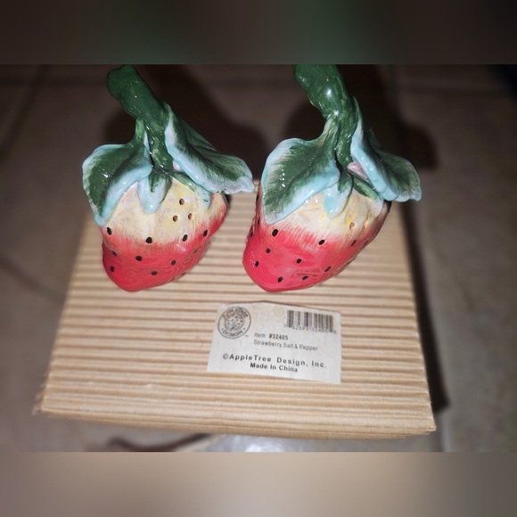 STRAWBERRY salt and pepper shakers apple tree designs - Picture 7 of 8